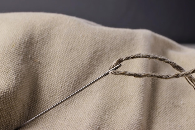 haft tradycyjny na lnianej tkaninie